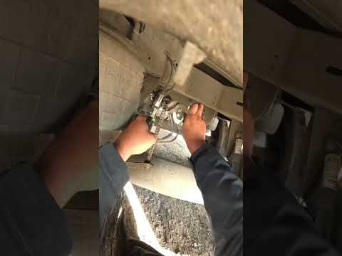 THIS is how you lower your trailer Airbags 😮#viral #shortvideo #trucking